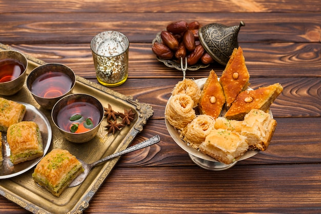 Baklava con tazze da tè sul tavolo