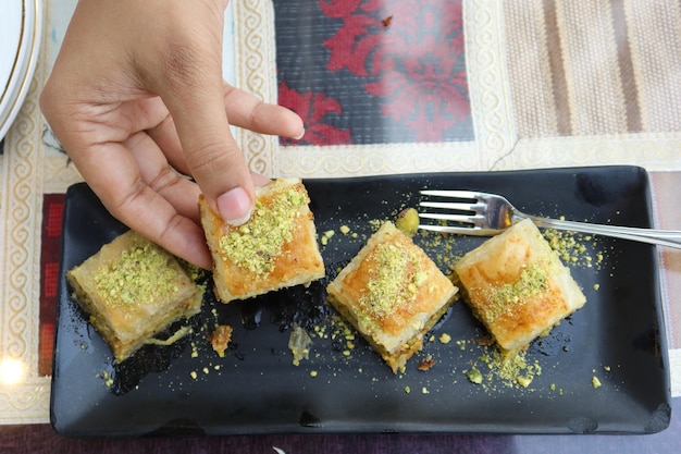 Baklava da dessert arabo su un piatto