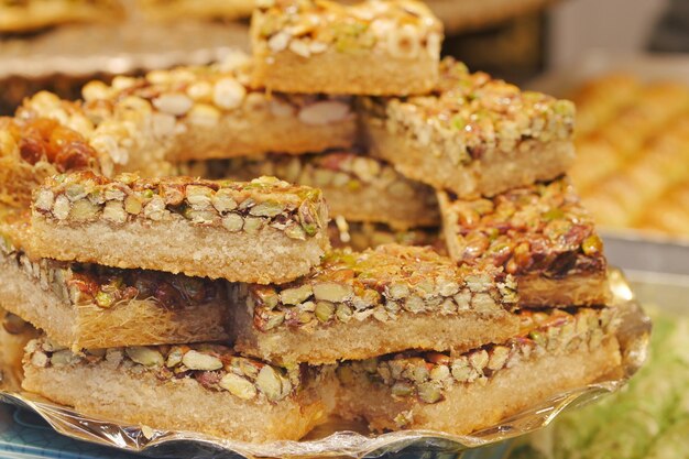 Baklava da dessert arabo su un piatto