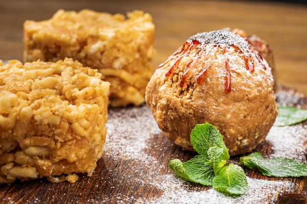 Baklava da dessert arabo tradizionale con miele e noci