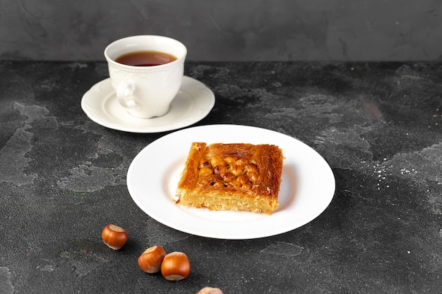 Baklava da dessert turco con noci su sfondo nero