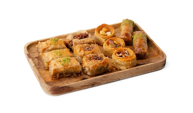 Baklava dessert con pistaccio isolato su sfondo bianco