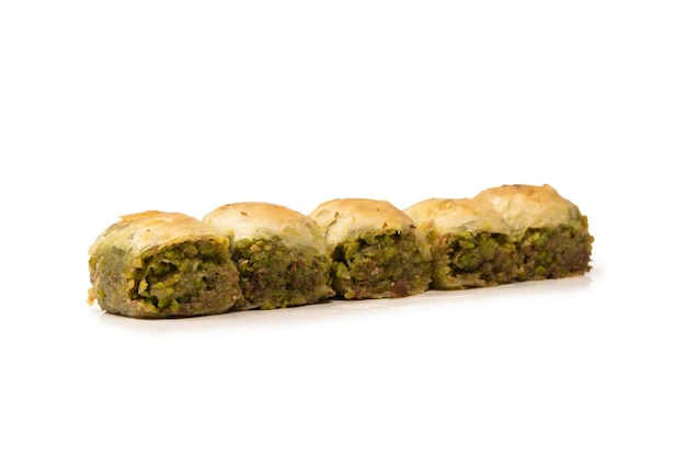 Baklava di pistacchio turco isolato su sfondo bianco