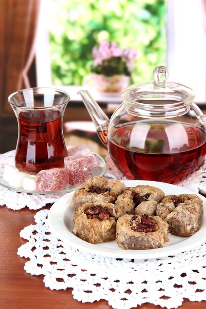 Baklava dolce sul piatto con tè sul tavolo in camera