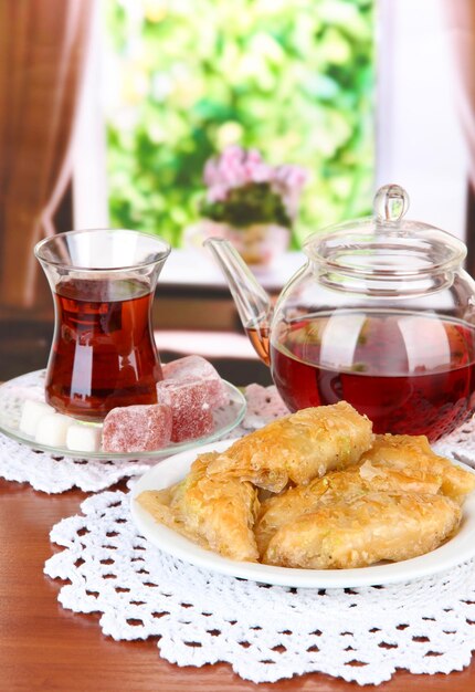 Baklava dolce sul piatto con tè sul tavolo in camera