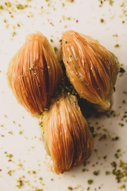 Baklava dolce tradizionale turco con anacardi, noci. Baklava fatta in casa con noci e miele.