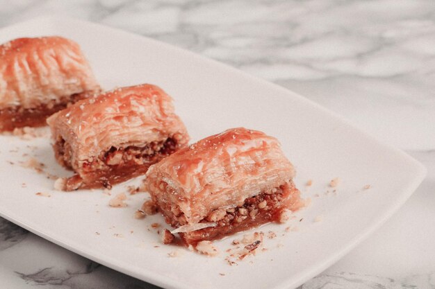 Baklava dolce tradizionale turco con anacardi, noci. Baklava fatta in casa con noci e miele.