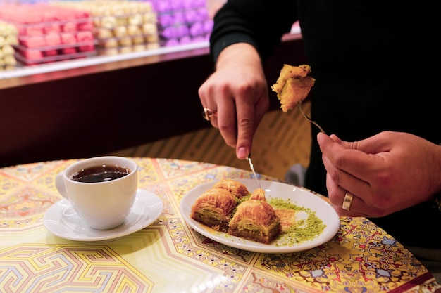 Baklava dolce tradizionale turco con anacardi, noci. Baklava fatta in casa con noci e miele.