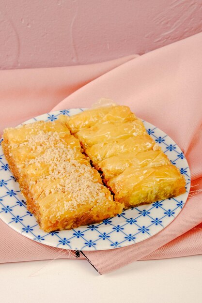 Baklava dolce tradizionale turco con anacardi, noci. Baklava fatta in casa con noci e miele.