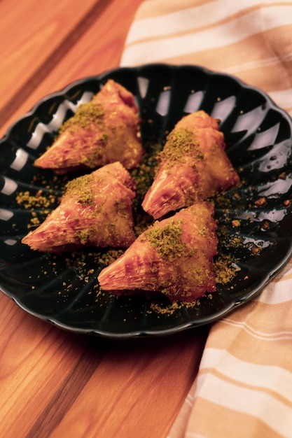 Baklava dolce tradizionale turco con anacardi, noci. Baklava fatta in casa con noci e miele.