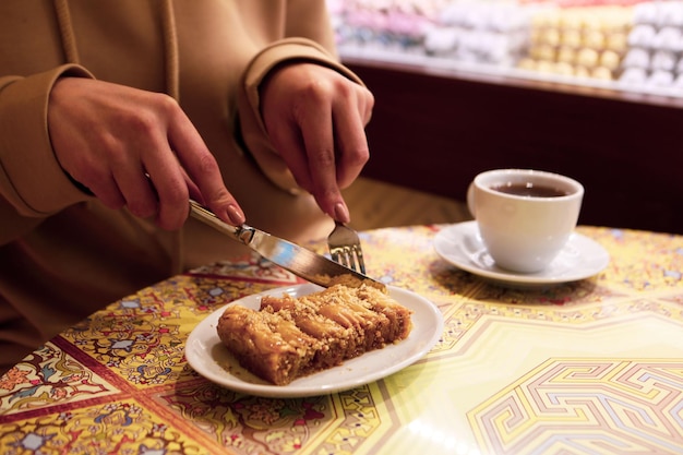 Baklava dolce tradizionale turco con anacardi, noci. Baklava fatta in casa con noci e miele.