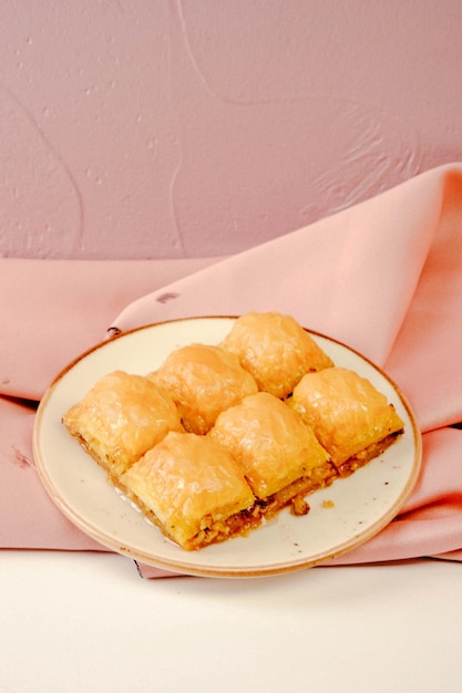 Baklava dolce tradizionale turco con anacardi, noci. Baklava fatta in casa con noci e miele.