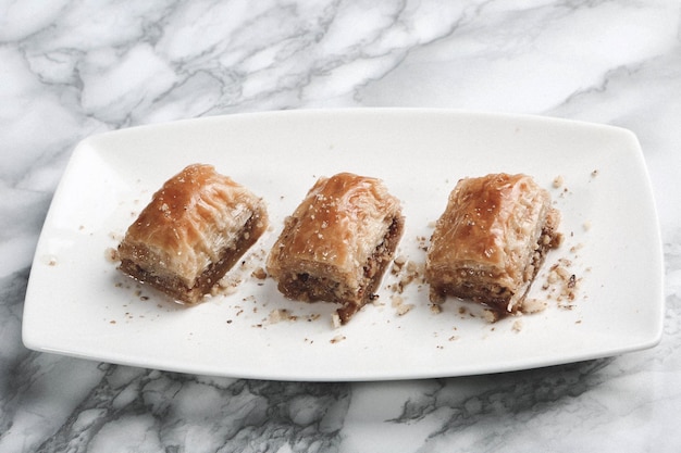 Baklava dolce tradizionale turco con anacardi, noci. Baklava fatta in casa con noci e miele.