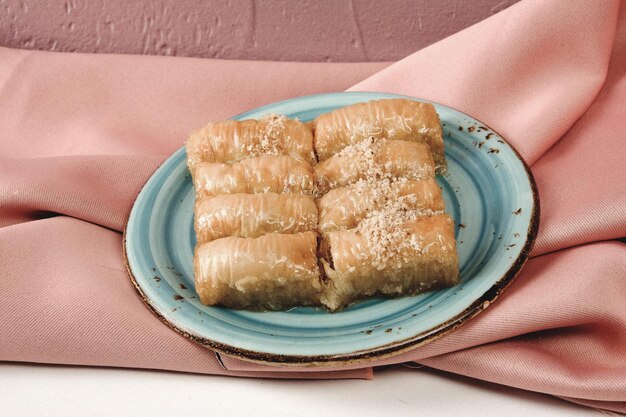 Baklava dolce tradizionale turco con anacardi, noci. Baklava fatta in casa con noci e miele.