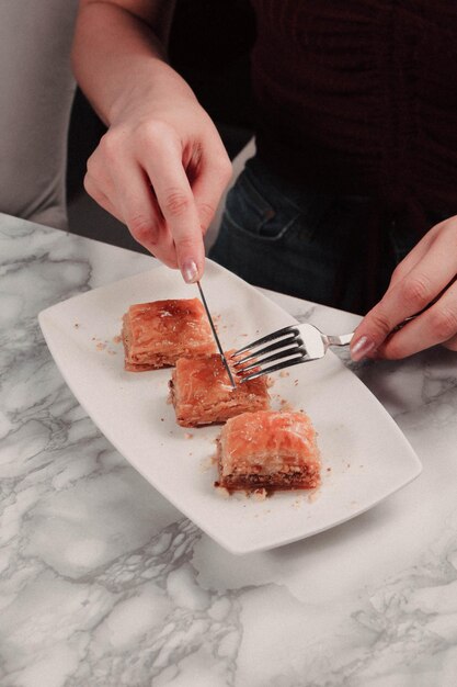 Baklava dolce tradizionale turco con anacardi, noci. Baklava fatta in casa con noci e miele.