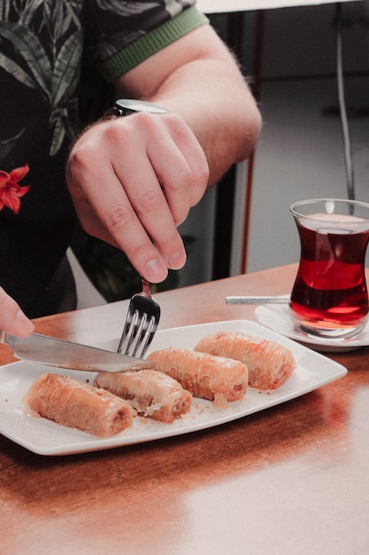 Baklava dolce tradizionale turco con anacardi, noci. Baklava fatta in casa con noci e miele.