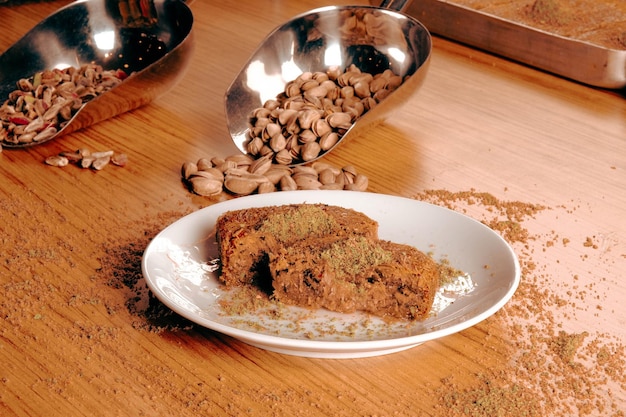 Baklava dolce tradizionale turco con anacardi, noci. Baklava fatta in casa con noci e miele.