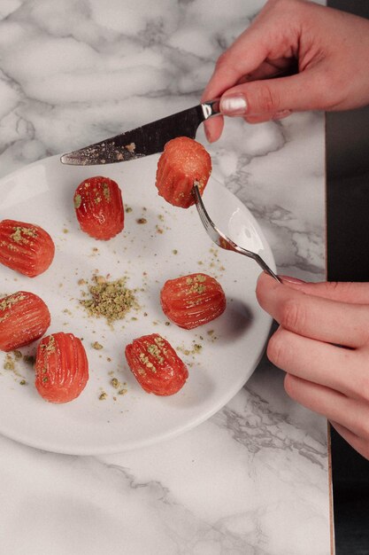 Baklava dolce tradizionale turco con anacardi, noci. Baklava fatta in casa con noci e miele.