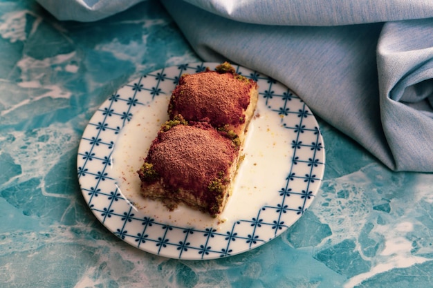 Baklava dolce tradizionale turco con anacardi, noci. Baklava fatta in casa con noci e miele.