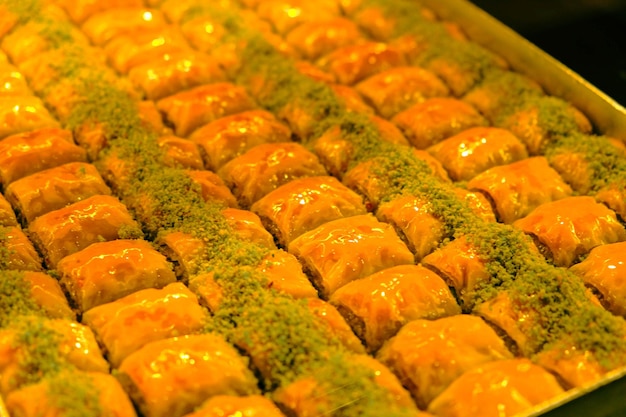 Baklava dolce tradizionale turco con anacardi, noci. Baklava fatta in casa con noci e miele.