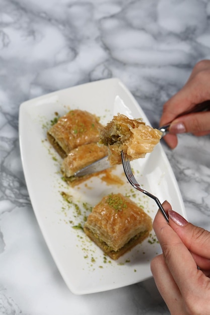 Baklava dolce tradizionale turco con noci di acagiù Baklava fatta in casa con noci e miele