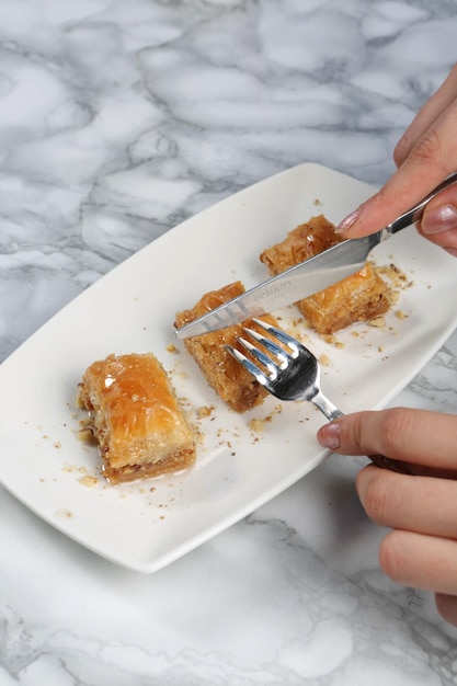 Baklava dolce tradizionale turco con noci di acagiù Baklava fatta in casa con noci e miele