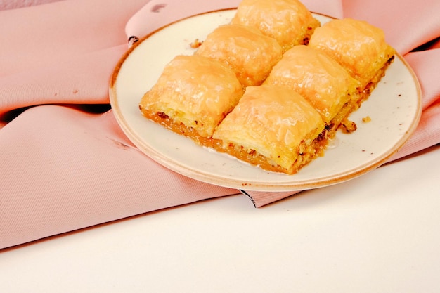 Baklava dolce tradizionale turco con noci di acagiù Baklava fatta in casa con noci e miele