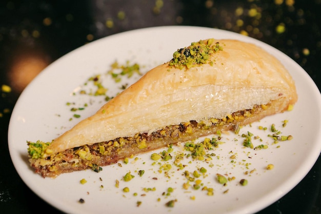 Baklava dolce tradizionale turco con noci di acagiù Baklava fatta in casa con noci e miele