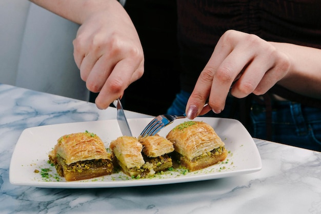 Baklava dolce tradizionale turco con noci di acagiù Baklava fatta in casa con noci e miele