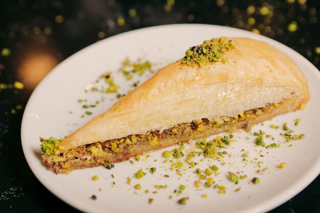 Baklava dolce tradizionale turco con noci di acagiù Baklava fatta in casa con noci e miele