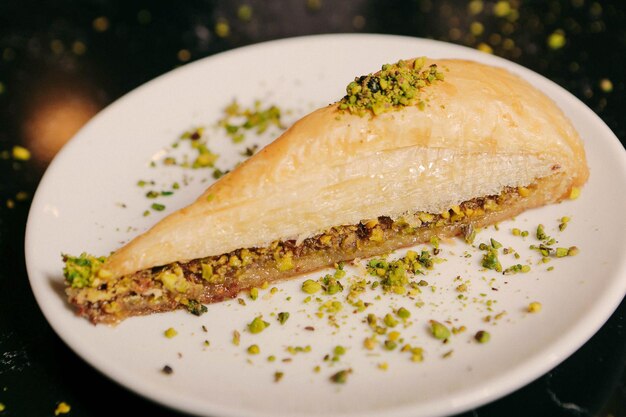 Baklava dolce tradizionale turco con noci di acagiù Baklava fatta in casa con noci e miele