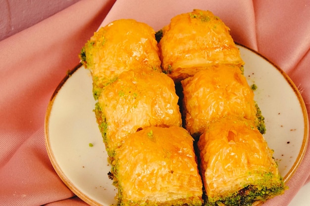 Baklava dolce tradizionale turco con noci di acagiù Baklava fatta in casa con noci e miele