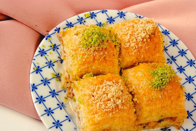 Baklava dolce tradizionale turco con noci di acagiù Baklava fatta in casa con noci e miele