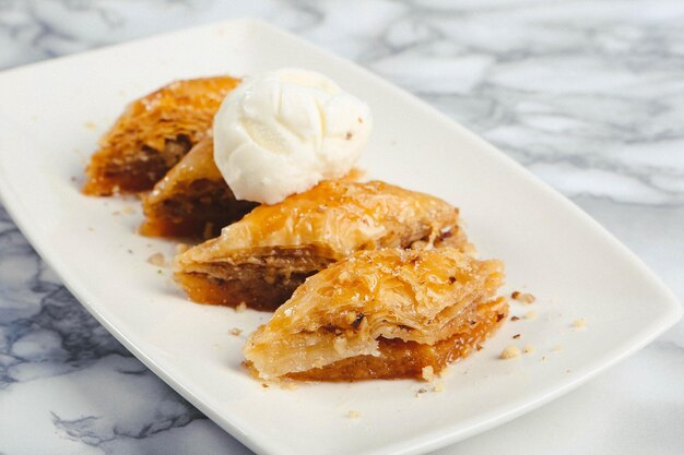 Baklava dolce tradizionale turco con noci di acagiù Baklava fatta in casa con noci e miele