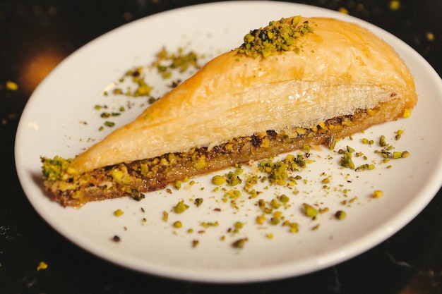 Baklava dolce tradizionale turco con noci di acagiù Baklava fatta in casa con noci e miele