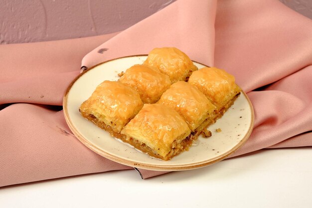 Baklava dolce tradizionale turco con noci di acagiù Baklava fatta in casa con noci e miele