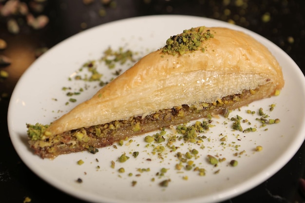 Baklava dolce tradizionale turco con noci di acagiù Baklava fatta in casa con noci e miele