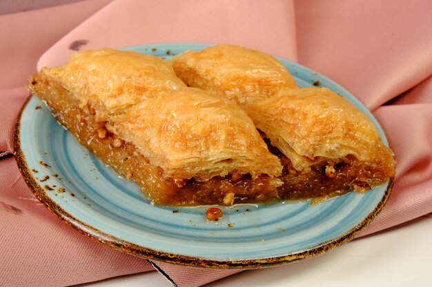 Baklava dolce tradizionale turco con noci di acagiù Baklava fatta in casa con noci e miele