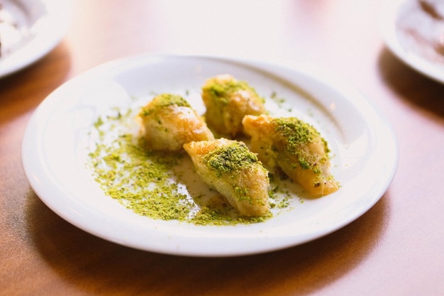 Baklava dolce tradizionale turco con noci di acagiù Baklava fatta in casa con noci e miele