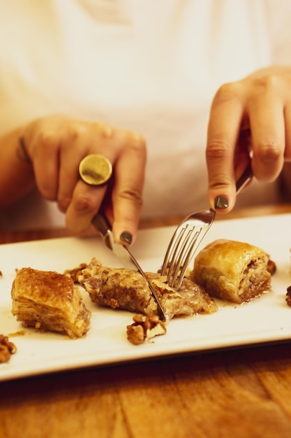 Baklava dolce tradizionale turco con noci di acagiù Baklava fatta in casa con noci e miele