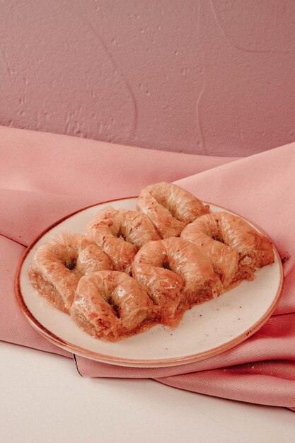 Baklava dolce tradizionale turco con noci di acagiù Baklava fatta in casa con noci e miele