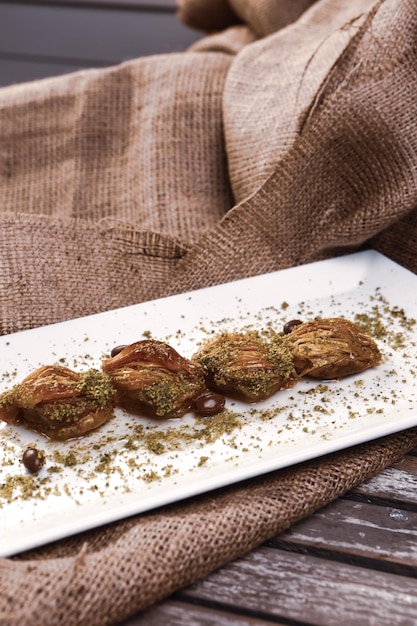 Baklava dolce tradizionale turco con noci di acagiù Baklava fatta in casa con noci e miele