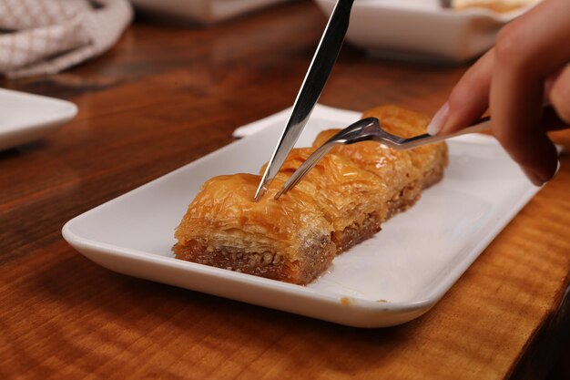 Baklava dolce tradizionale turco con noci di acagiù Baklava fatta in casa con noci e miele