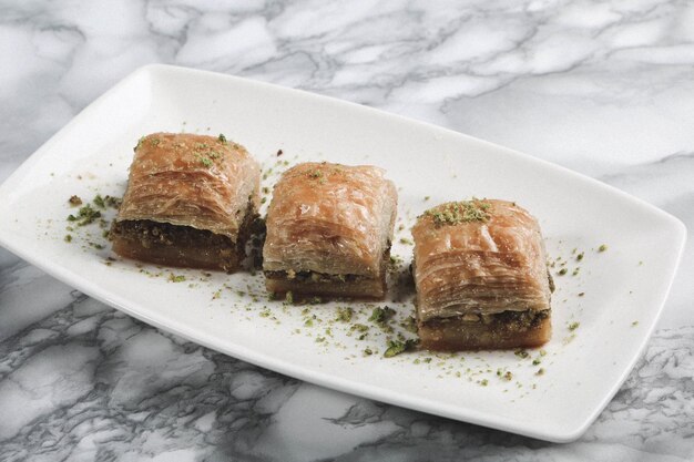 Baklava dolce tradizionale turco con noci di acagiù Baklava fatta in casa con noci e miele