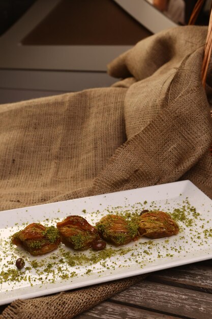 Baklava dolce tradizionale turco con noci di acagiù Baklava fatta in casa con noci e miele