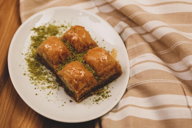 Baklava dolce tradizionale turco con noci di acagiù Baklava fatta in casa con noci e miele