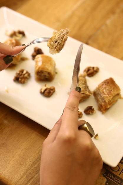 Baklava dolce tradizionale turco con noci di acagiù Baklava fatta in casa con noci e miele