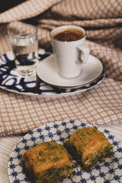 Baklava dolce tradizionale turco con noci di acagiù Baklava fatta in casa con noci e miele