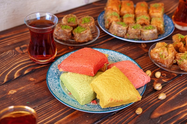 Baklava dolce turco con tè turco su fondo di legno