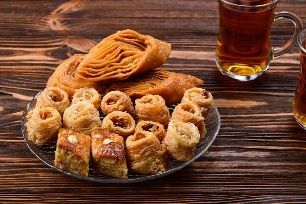 Baklava dolce turco sulla piastra con tè turco